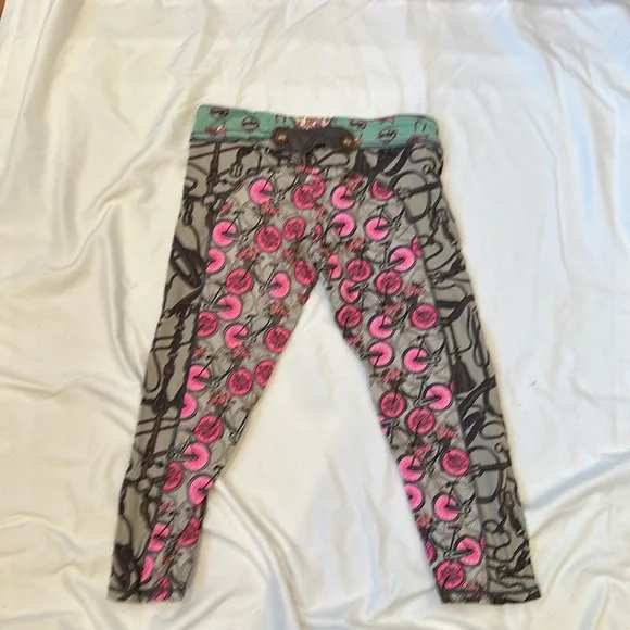 Maaji workout pants. Good condition, never worn. Size Medium - Picture 6 of 8